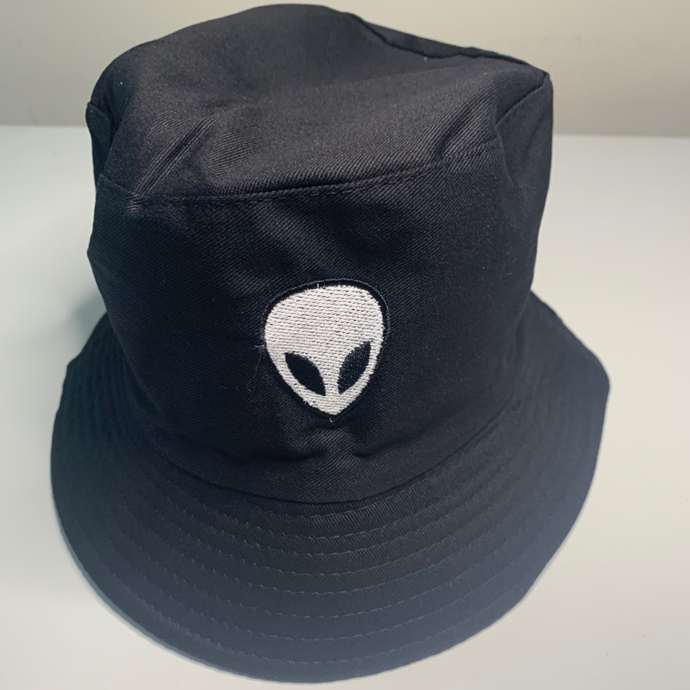 Alien buckethat